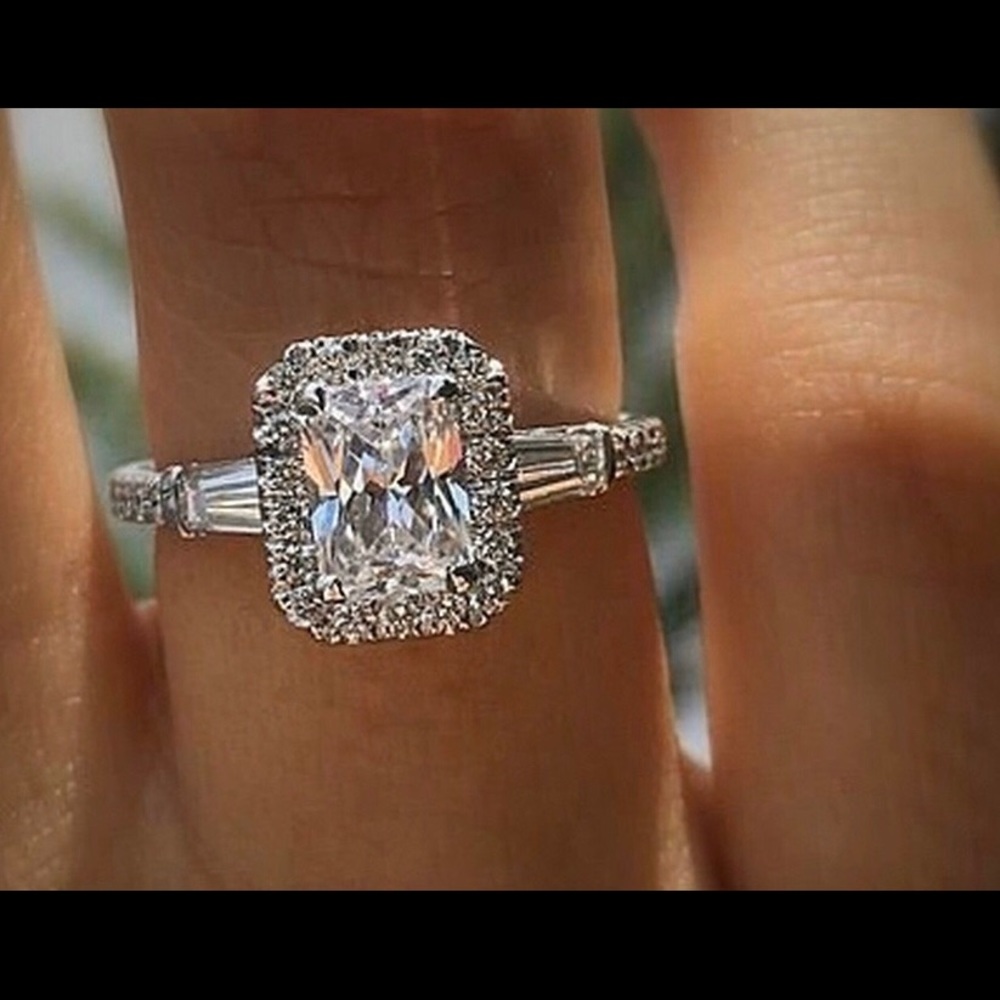 🌹🌺SOLD🌹🌺2.5 ct white sapphire ring! LAST ONE!!